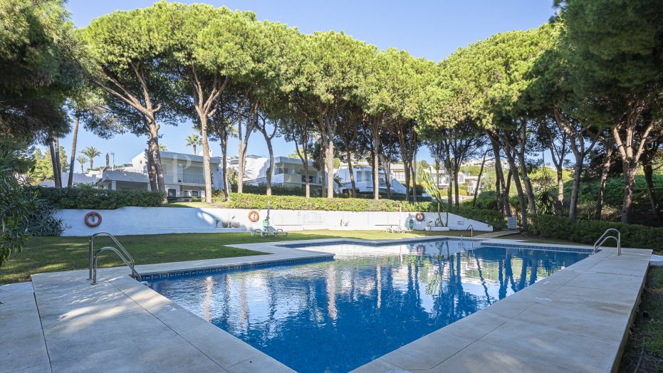 Ruime herenhuis met 2 slaapkamers en adembenemend uitzicht op zee, perfect gelegen in Cabopino