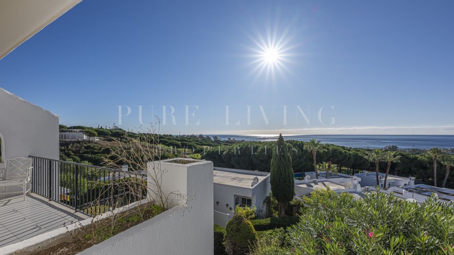 Ruime herenhuis met 2 slaapkamers en adembenemend uitzicht op zee, perfect gelegen in Cabopino
