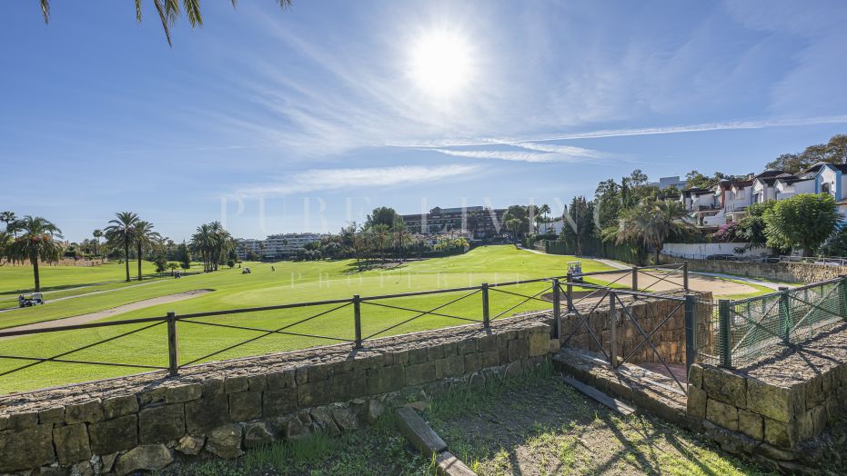 Élégante maison de ville en angle avec vue sur le golf à Guadalmina Alta