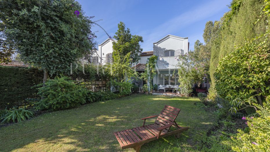 Élégante maison de ville en angle avec vue sur le golf à Guadalmina Alta