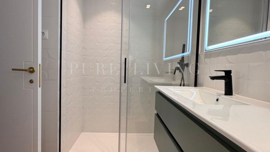 Magnifique appartement rénové de 2 chambres situé au rez-de-chaussée, dans le quartier de Nueva Alcántara.