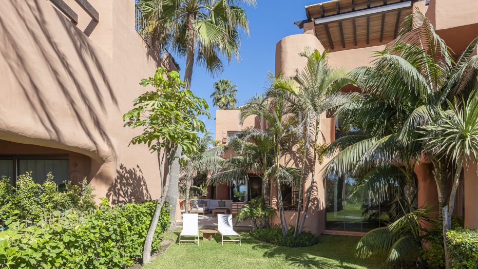 Elegante apartamento de playa de 3 dormitorios en Los Monteros, en alquiler.