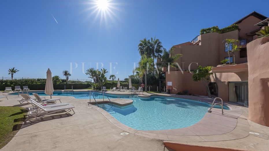 Elegante apartamento de playa de 3 dormitorios en Los Monteros, en alquiler.