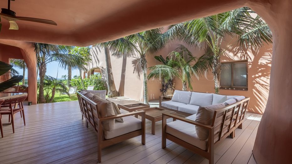 Elegante apartamento de playa de 3 dormitorios en Los Monteros, en alquiler.