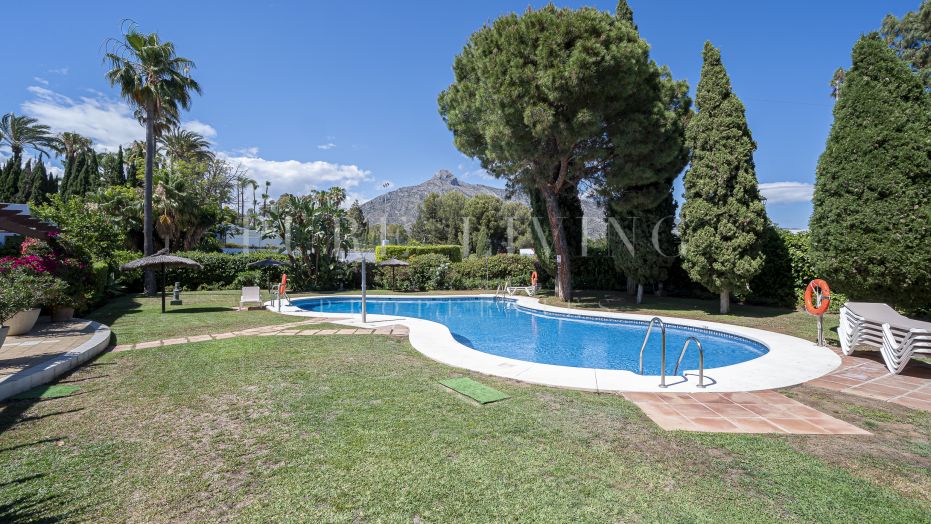 Apartamento decorado de 3 dormitorios en alquiler de larga temporada en Coto Real, Milla de Oro de Marbella.