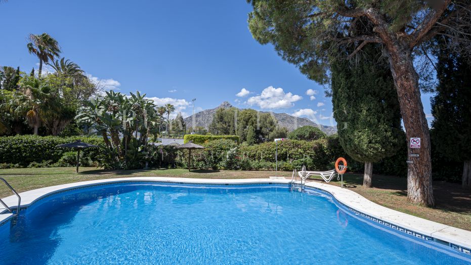 Apartamento decorado de 3 dormitorios en alquiler de larga temporada en Coto Real, Milla de Oro de Marbella.