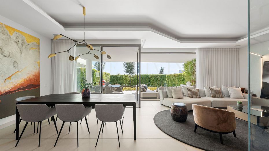 Villa Jumelée Contemporaine de 4 Chambres avec Vue sur Mer et Piscine sur le Toit à Celeste, Nueva Andalucía