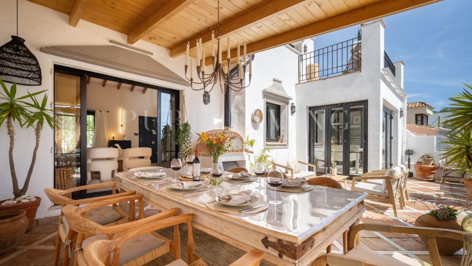 Maison mitoyenne rénovée de quatre chambres à Marbella Hill Village, Golden Mile de Marbella