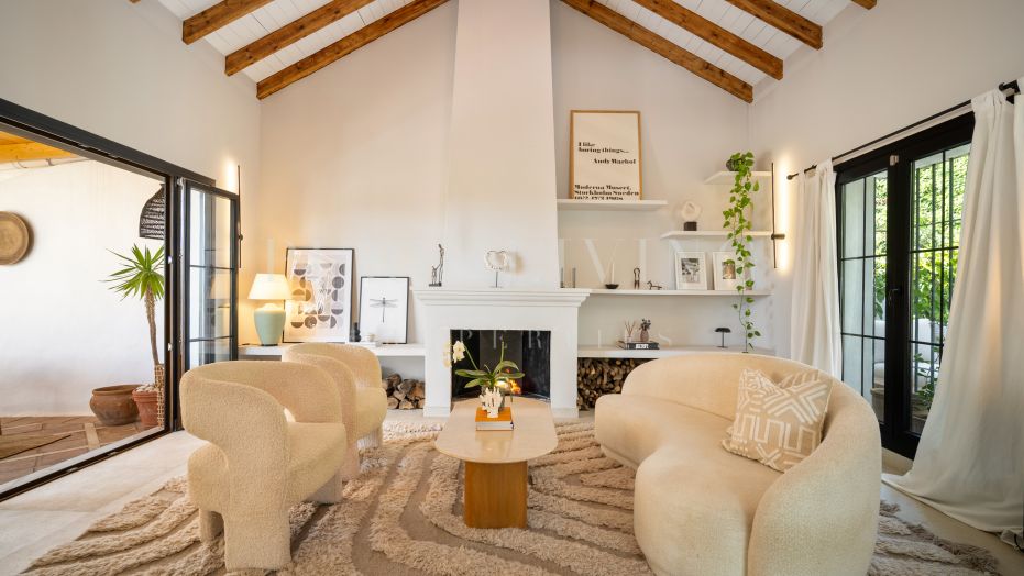 Maison mitoyenne rénovée de quatre chambres à Marbella Hill Village, Golden Mile de Marbella