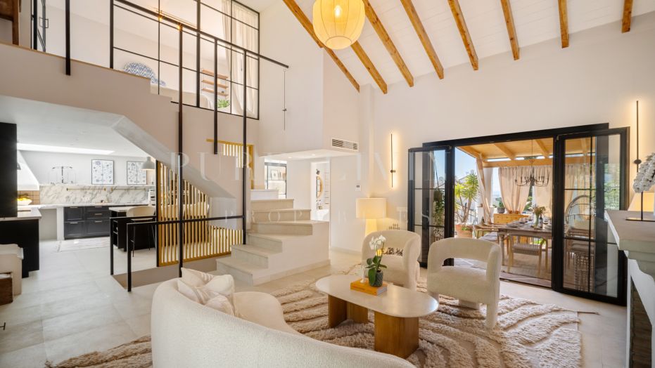 Maison mitoyenne rénovée de quatre chambres à Marbella Hill Village, Golden Mile de Marbella