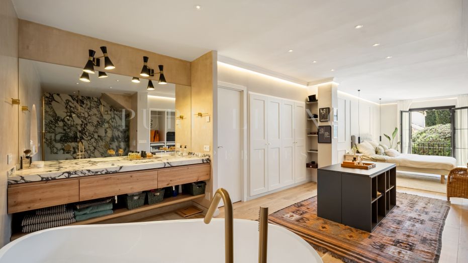 Maison mitoyenne rénovée de quatre chambres à Marbella Hill Village, Golden Mile de Marbella