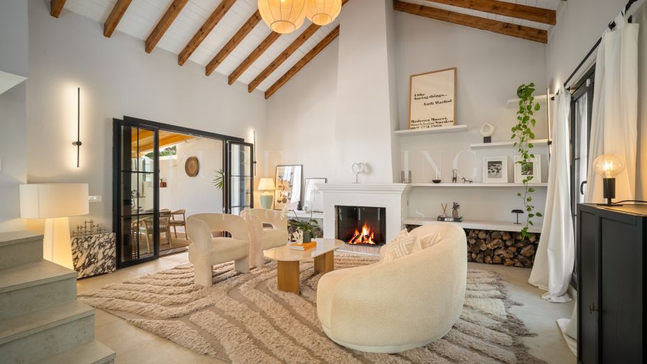 Maison mitoyenne rénovée de quatre chambres à Marbella Hill Village, Golden Mile de Marbella