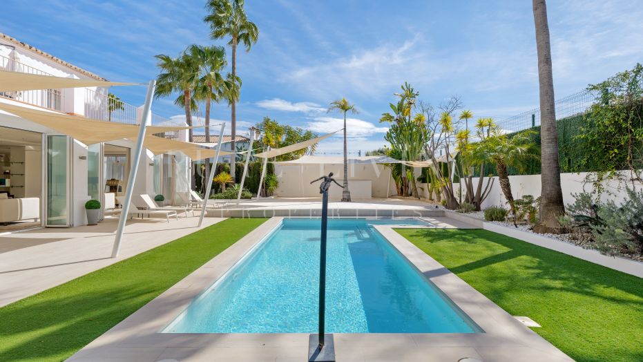 Impecable villa familiar en primera línea de golf en Guadalmina Alta