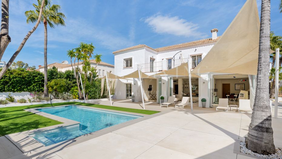 Impecable villa familiar en primera línea de golf en Guadalmina Alta