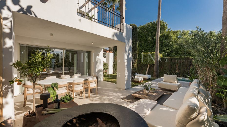 Lujosa villa de 4 dormitorios con vistas al Mediterráneo, ubicada en la codiciada Milla de Oro de Marbella.
