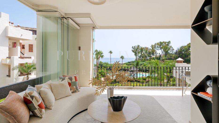 Appartement du milieu, entièrement rénové, à Bahía del Velerín, Estepona