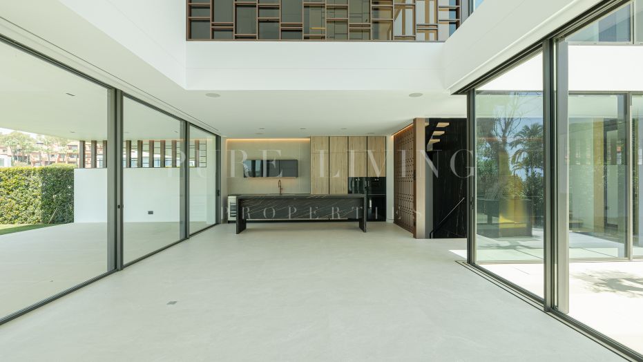 Exclusive Coastal Retreat on Marbella’s Golden Mile