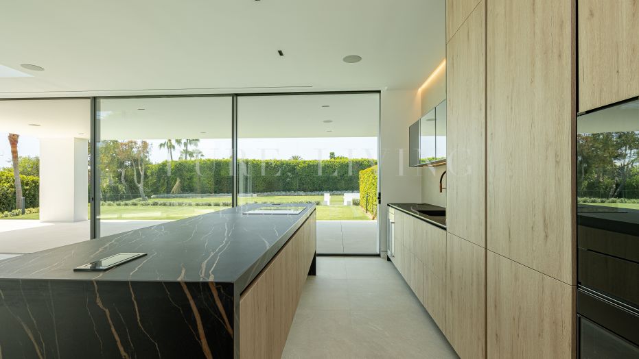 Exclusive Coastal Retreat on Marbella’s Golden Mile