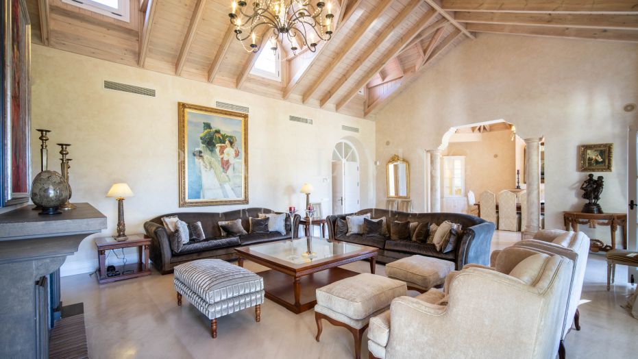 Andalucian style family home in Altos Reales