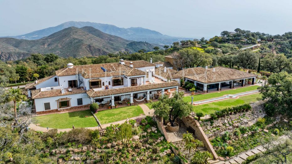 Magnificent villa with commanding panoramic views in La Mairena