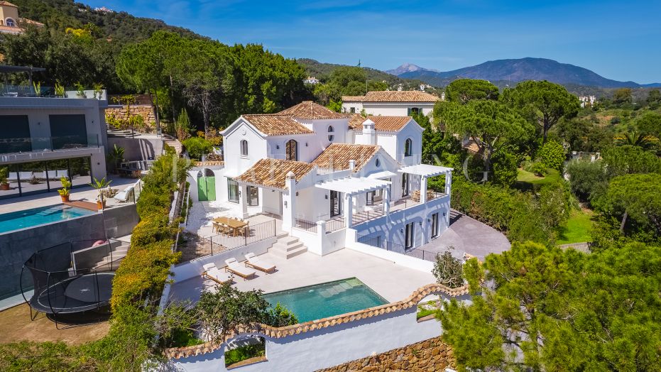 Gesofisticeerde gerenoveerde villa in de veilige en prestigieuze residentiële wijk El Madroñal, Benahavís