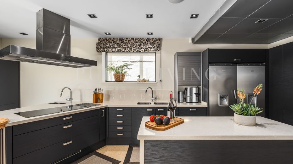 Duplex penthouse met privézwembad en zeezicht in Nueva Andalucía