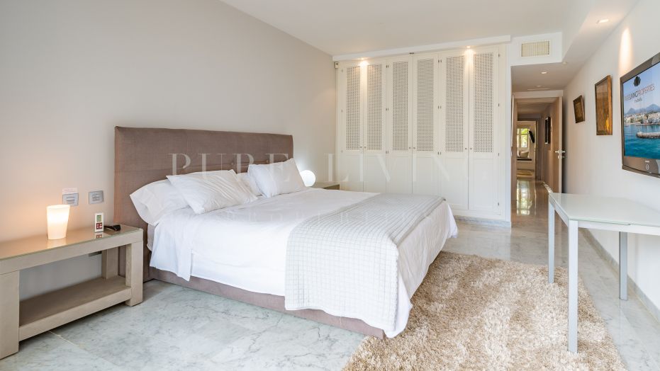 Verhoogde begane grond appartement in Puente Romano