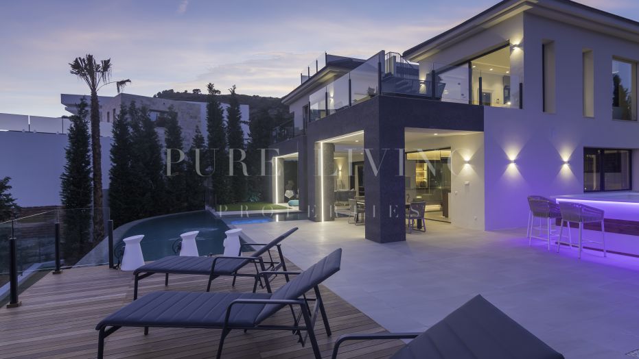 Contemporary designer villa with spectacular views located in Lomas de La Quinta