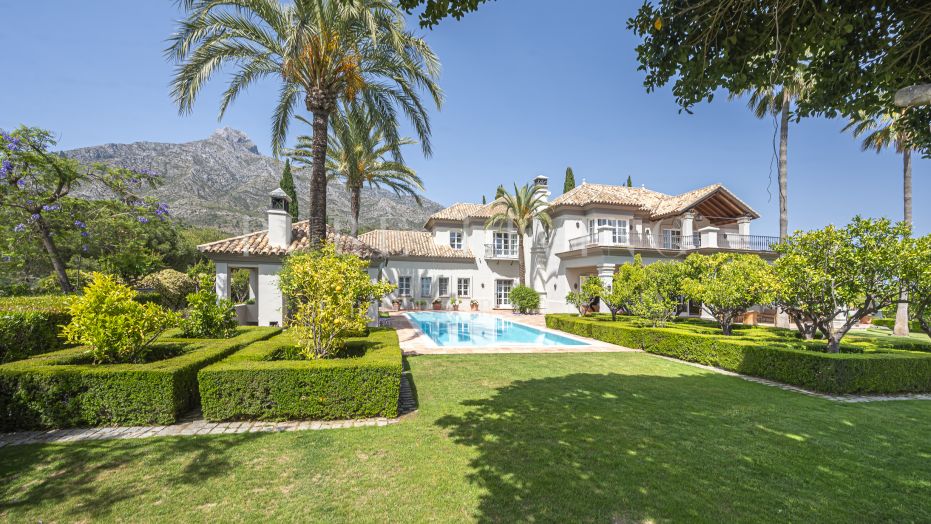 Colonial family home in Marbella Hill Club