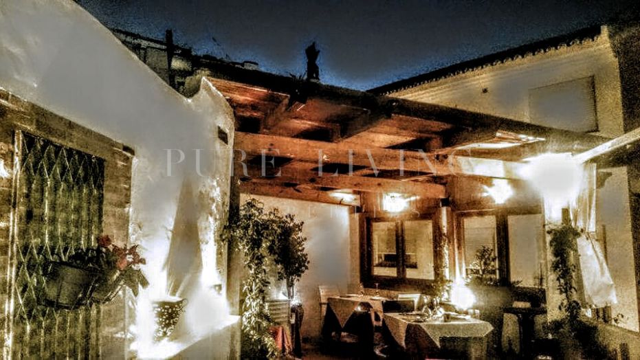 Restaurant avec une grande terrasse dans la vieille ville de Marbella