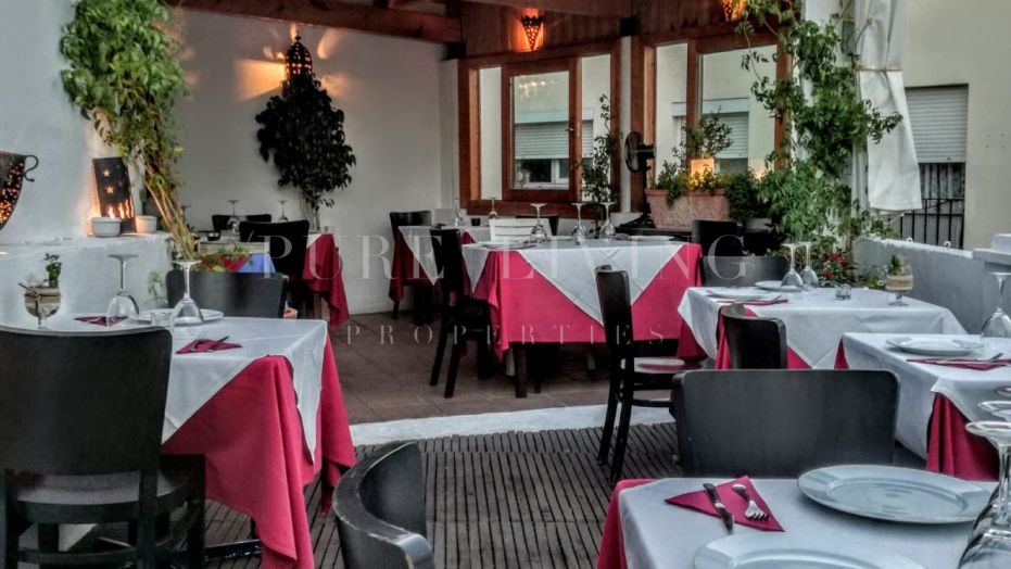Restaurant avec une grande terrasse dans la vieille ville de Marbella