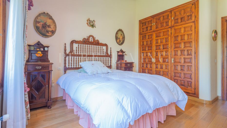 Villa de estilo andaluz con vistas a la montaña en la Milla de oro de Marbella