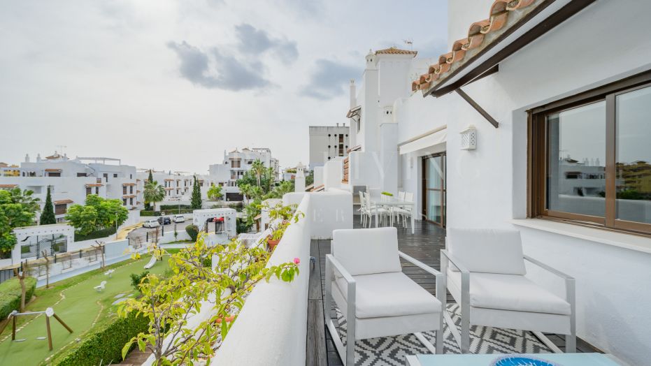 Two bedroom apartment with panoramic views in Selwo, Estepona