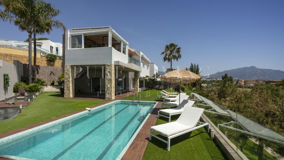 Magnífica villa de cuatro dormitorios en primera línea de golf en venta con vistas panorámicas en La Alquería, Benahavís