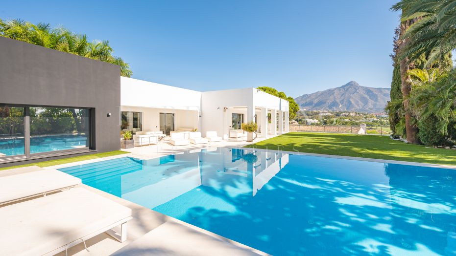 Villa moderne de luxe avec vue sur la montagne, le golf et la mer à Nueva Andalucia