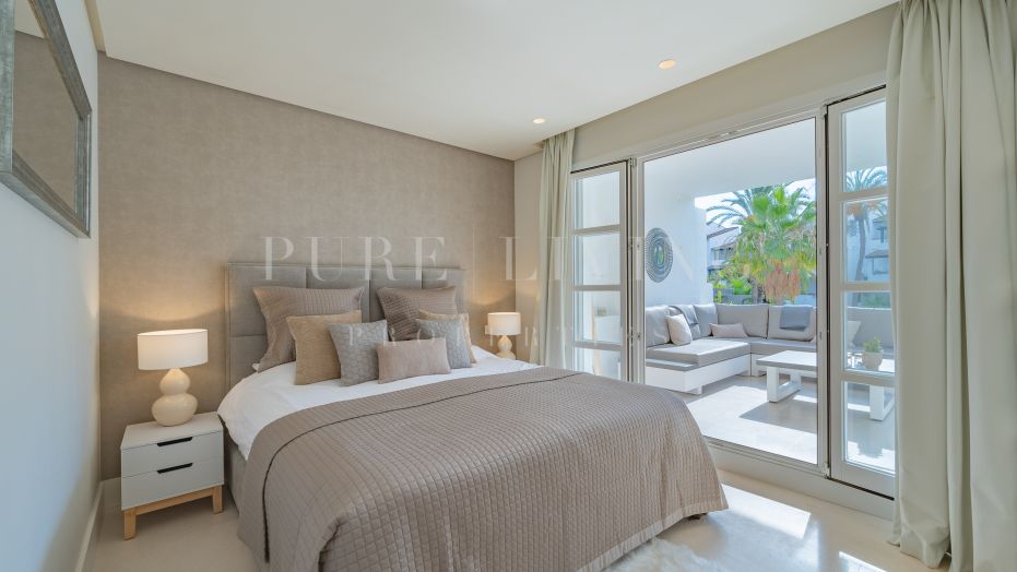 Appartement moderne avec terrasse privée de jardin tropical à Puente Romano II, Marbella