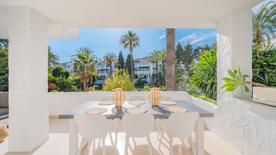 Modern apartment with private tropical garden terrace in Puente Romano II, Marbella