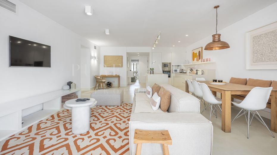 Appartement lumineux et moderne de trois chambres au rez-de-chaussée à Puente Romano