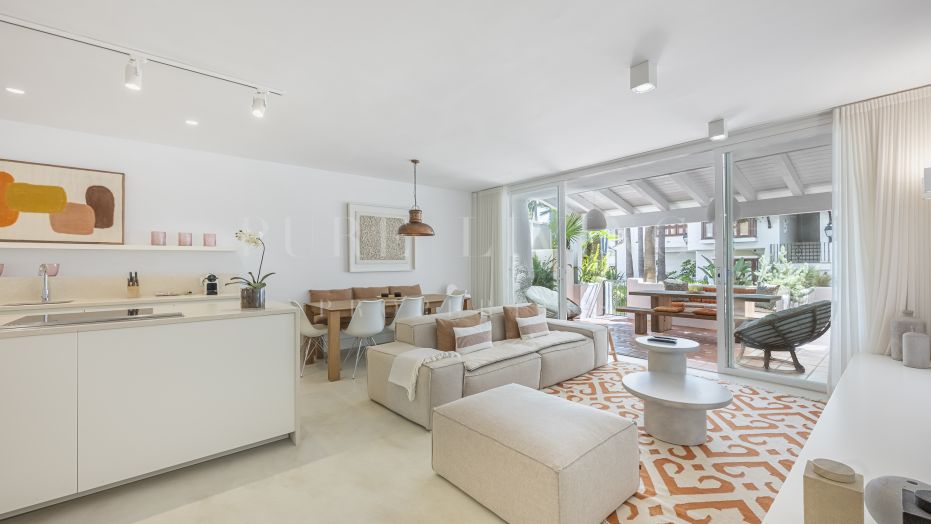 Appartement lumineux et moderne de trois chambres au rez-de-chaussée à Puente Romano