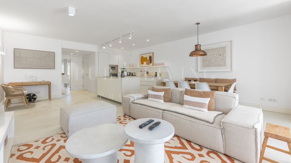 Appartement lumineux et moderne de trois chambres au rez-de-chaussée à Puente Romano