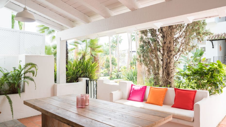 Appartement lumineux et moderne de trois chambres au rez-de-chaussée à Puente Romano
