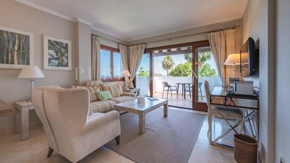 Een slaapkamer penthouse met panoramisch uitzicht in Puente Romano Hotel