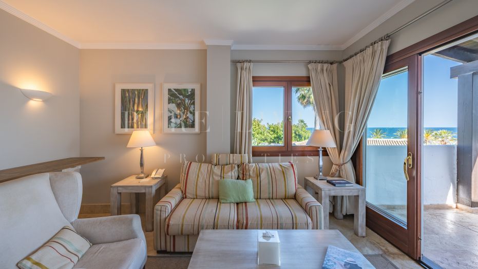 Een slaapkamer penthouse met panoramisch uitzicht in Puente Romano Hotel