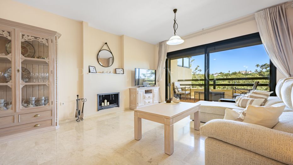 Immaculate three bedroom apartment in Loma Real, Selwo, Estepona