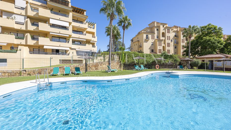 Immaculate three bedroom apartment in Loma Real, Selwo, Estepona