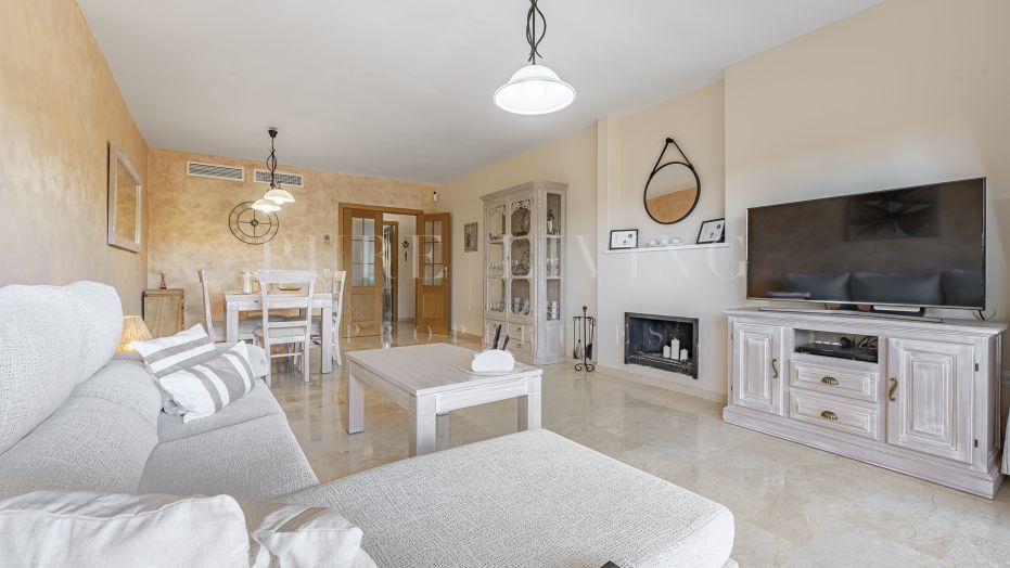 Immaculate three bedroom apartment in Loma Real, Selwo, Estepona