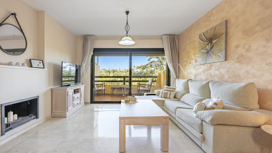 Immaculate three bedroom apartment in Loma Real, Selwo, Estepona