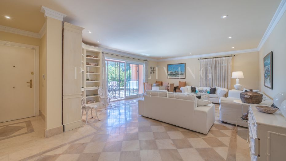 Beachside Villa for sale in Marbella Golden Mile - Exclusive urbanization with mountain views