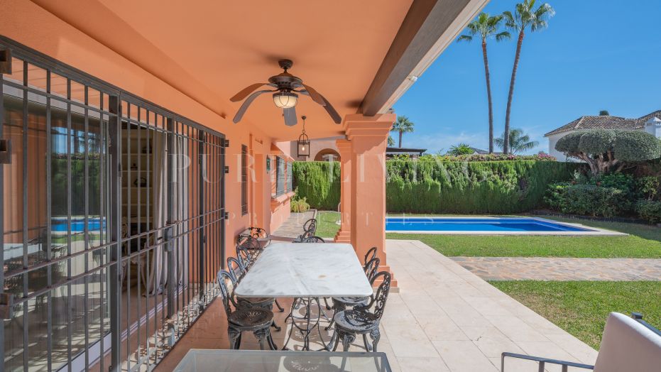 Beachside Villa for sale in Marbella Golden Mile - Exclusive urbanization with mountain views