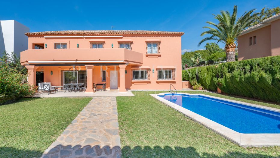 Villa junto a la playa con vistas a la montaña en una exclusiva urbanización en la Milla de Oro de Marbella